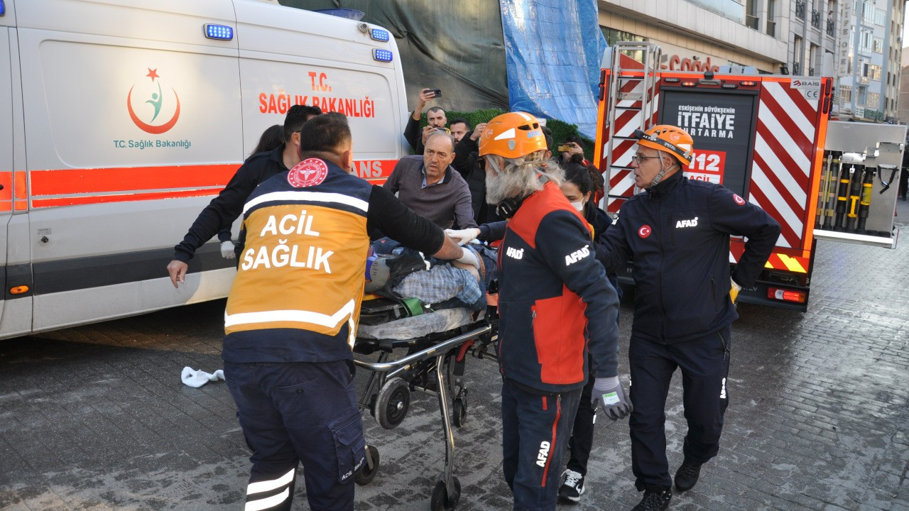 Yıkım çalışması yapılan bina çöktü: 2 işçi yaralandı